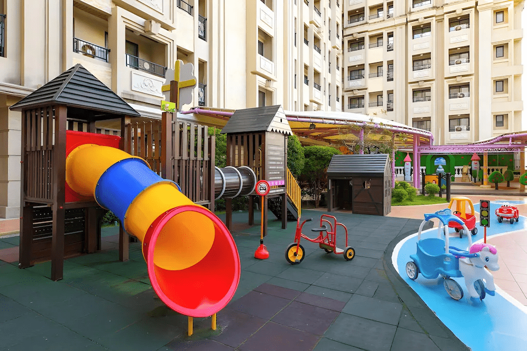 從義大購物廣場散步回義大天悅飯店，在高雄夜裡收進一份暖和又柔軟的旅途節奏