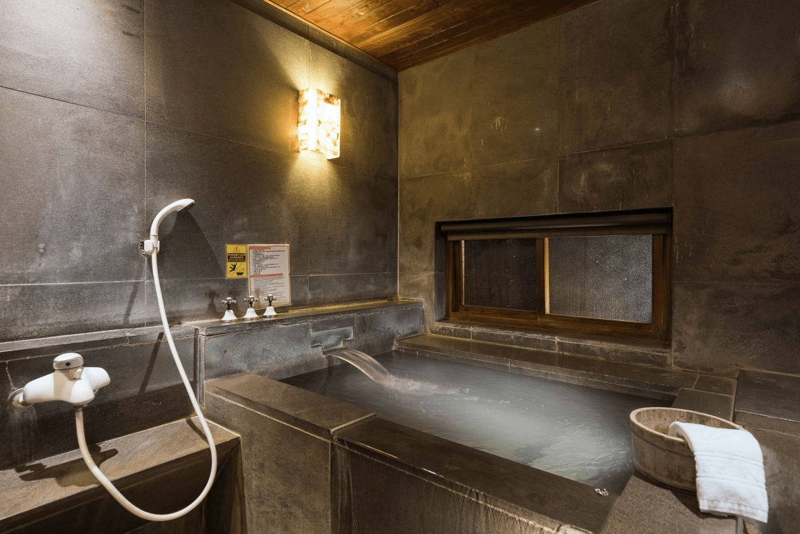 於北部薄霧輕落的傍晚泡一池溫泉，把一天的疲憊放進水聲裡讓心慢慢靠近彼此