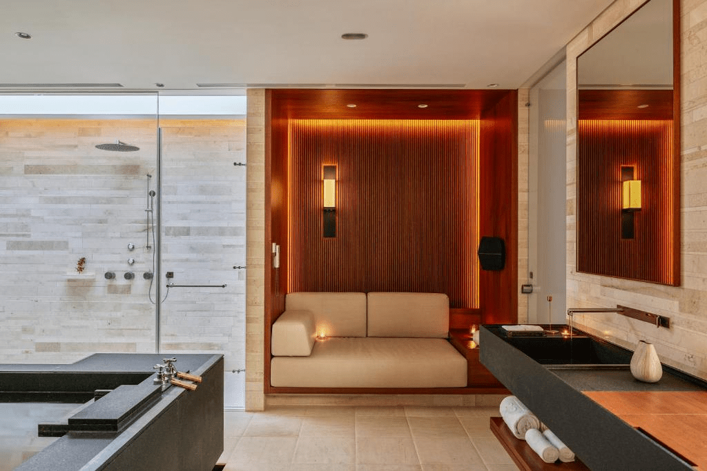 於北部薄霧輕落的傍晚泡一池溫泉，把一天的疲憊放進水聲裡讓心慢慢靠近彼此