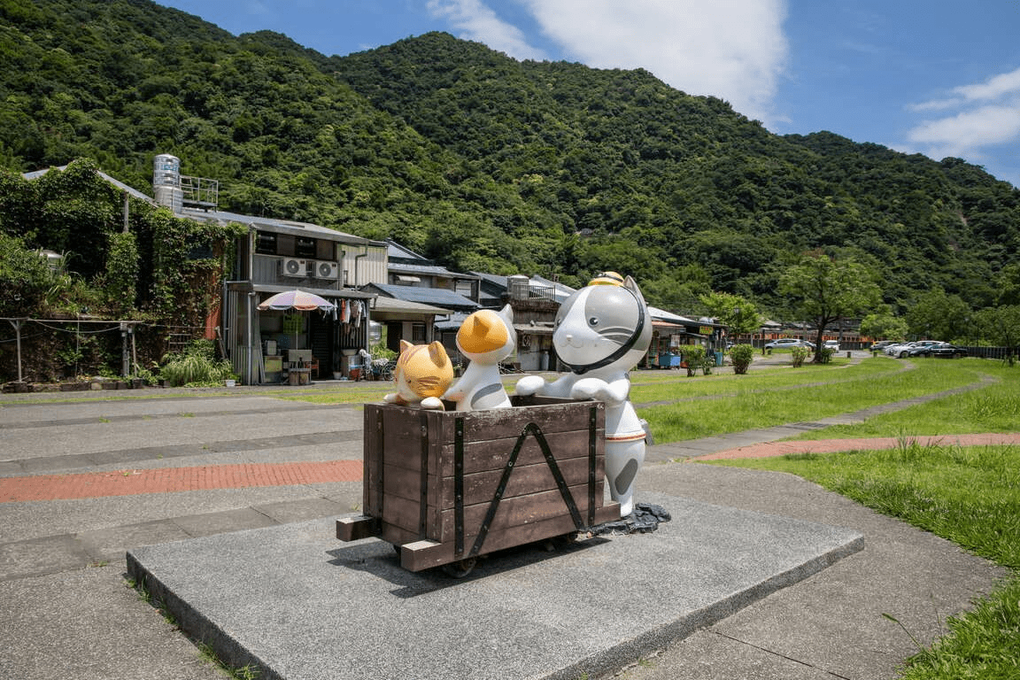 在新北猴硐貓村散步時，看著貓咪在小巷穿梭，旅程自然慢了下來