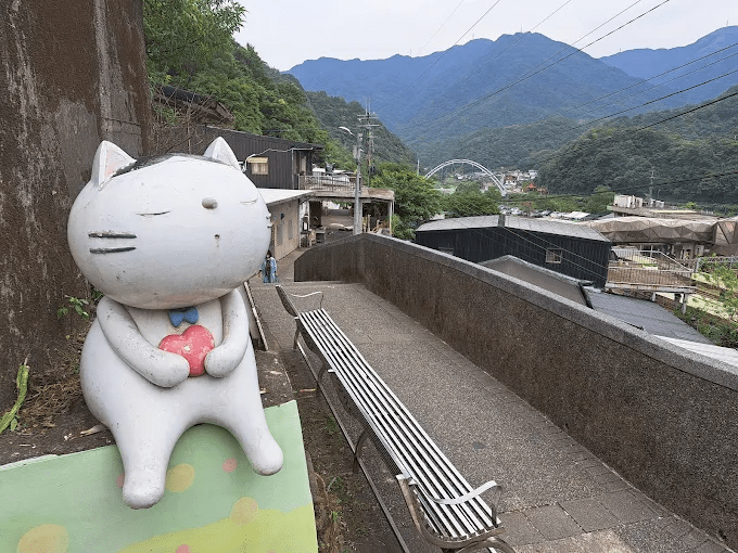 在新北猴硐貓村散步時，看著貓咪在小巷穿梭，旅程自然慢了下來