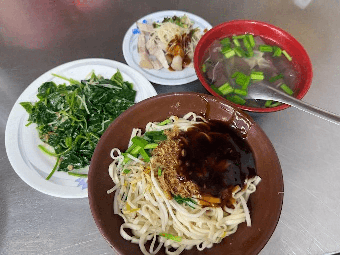 在新北猴硐貓村散步時，看著貓咪在小巷穿梭，旅程自然慢了下來