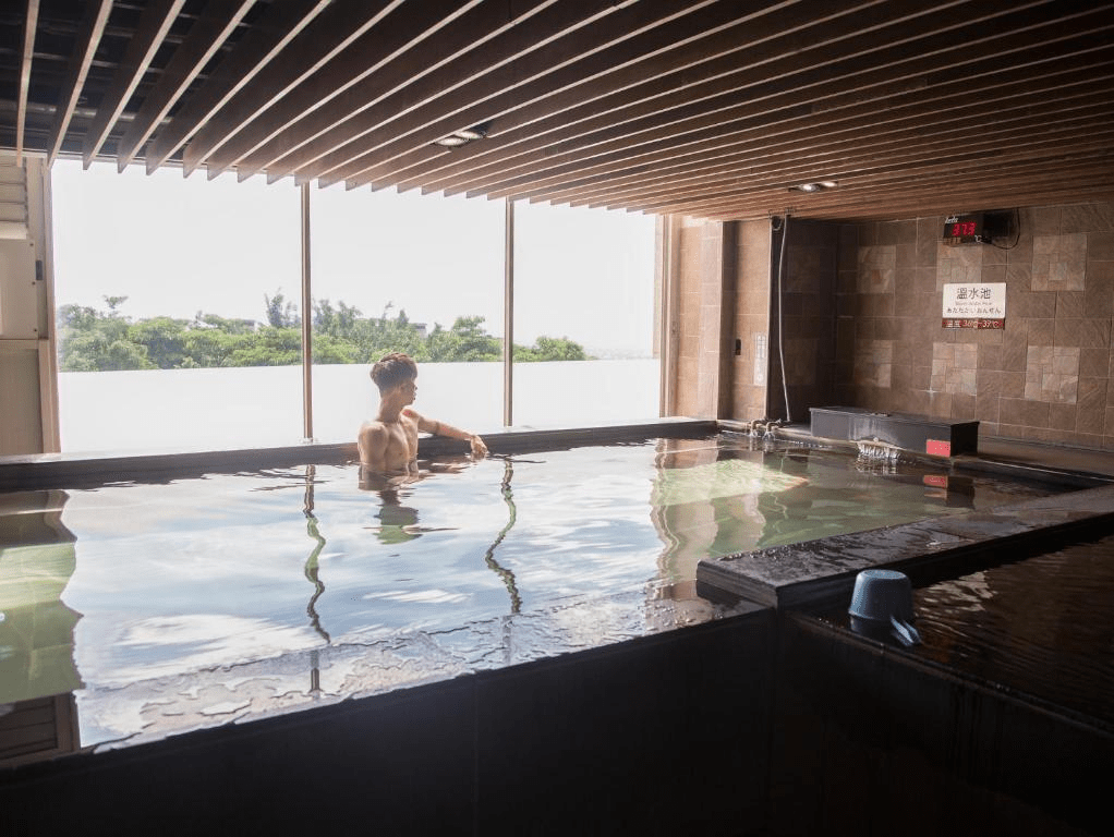 在台中溫泉的薄霧裡慢慢坐下，聽大坑的風與谷關的溪聲一起把疲憊悄悄溶開