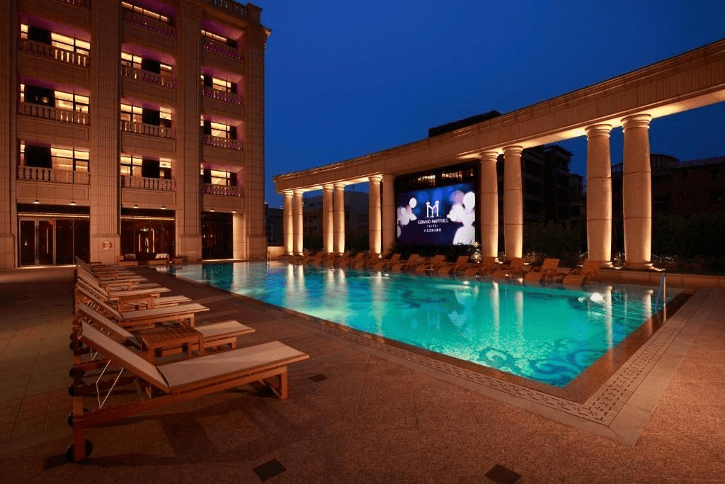 走進台北美福大飯店的寧靜氛圍，把城市的喧囂留在門外，重新感受一場專屬於自己的輕旅行