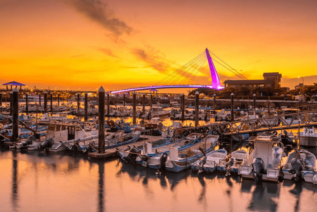 把行李放進雀客快捷新北淡水館後散步到河岸，在淡水住一晚的輕柔感就這樣展開