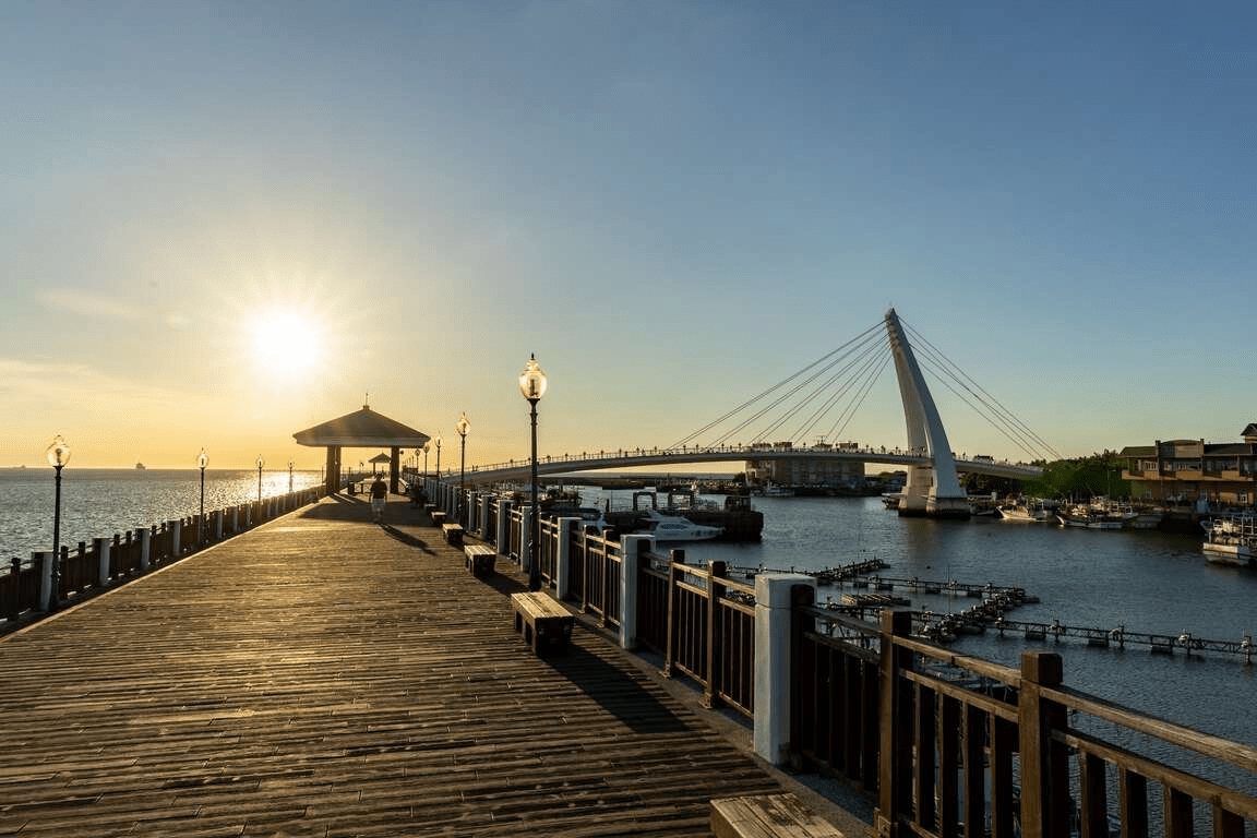 傍晚沿著淡水漁人碼頭散步時，看著夕陽慢慢染紅情人橋的那刻讓人想立刻出發