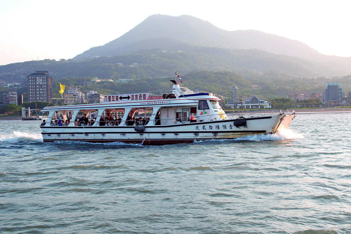 傍晚沿著淡水漁人碼頭散步時，看著夕陽慢慢染紅情人橋的那刻讓人想立刻出發