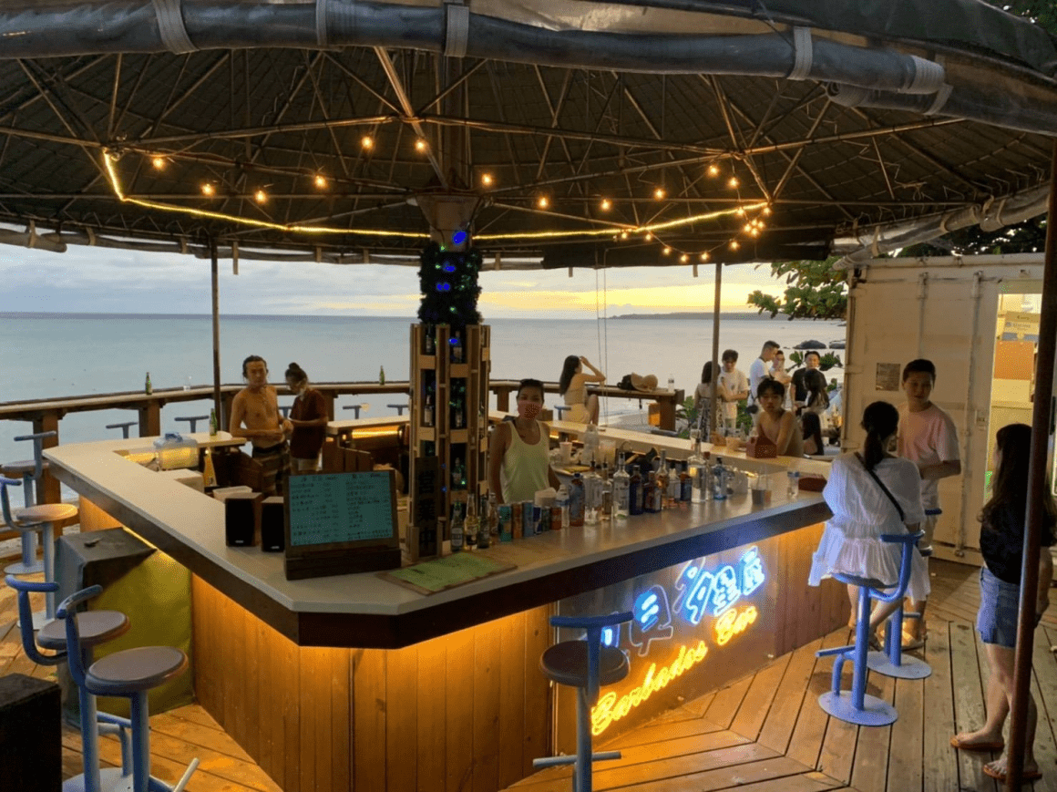 在墾丁夏都迎著海風散步，看大灣晨光慢慢亮起的一段度假旅程