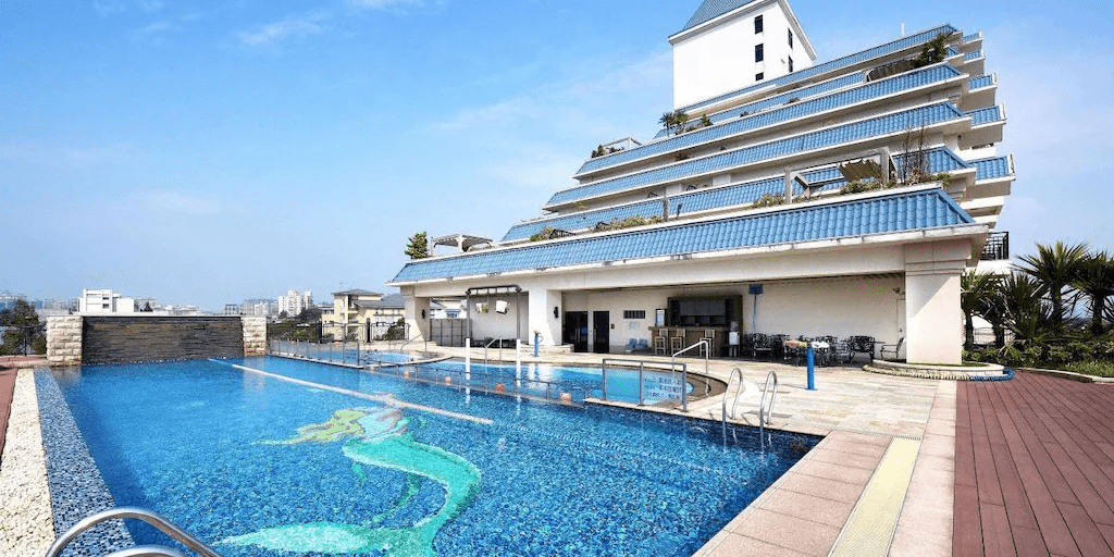 傍晚沿著海風走進淡水福容飯店，在漁人碼頭看一場慢慢亮起的海岸夕色