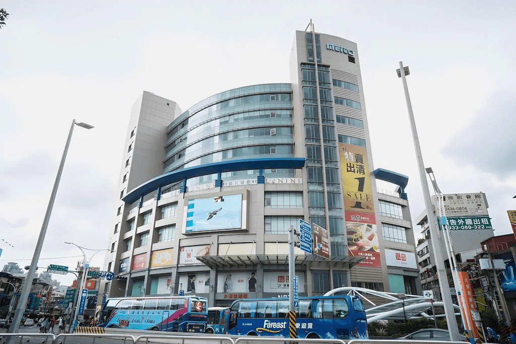 把行李放進雀客快捷新北淡水館後散步到河岸，在淡水住一晚的輕柔感就這樣展開