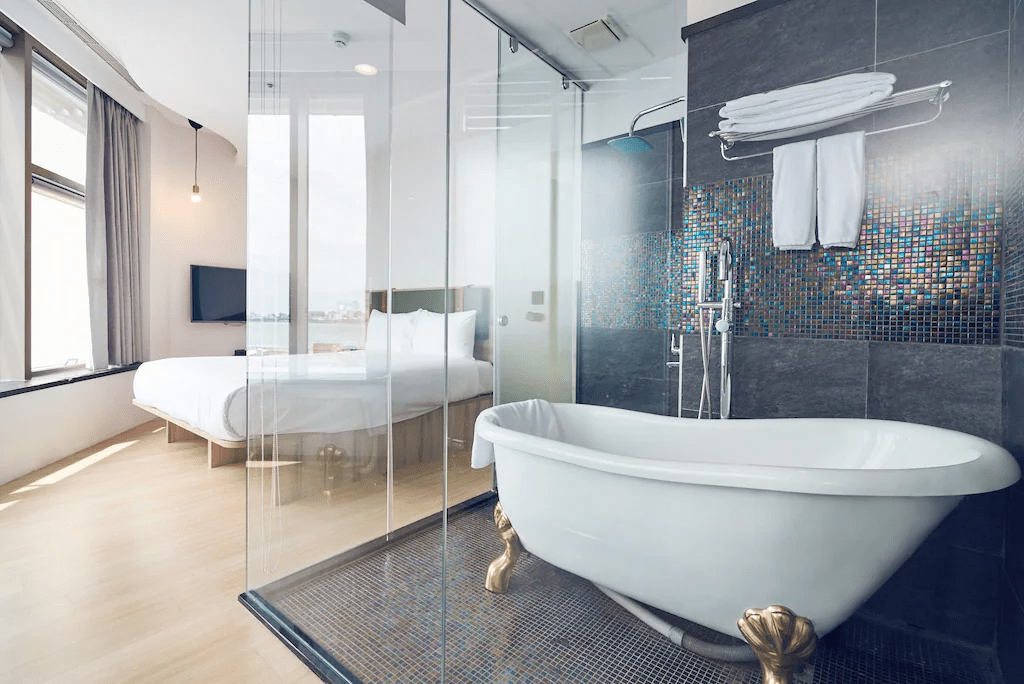 把行李放進雀客快捷新北淡水館後散步到河岸，在淡水住一晚的輕柔感就這樣展開