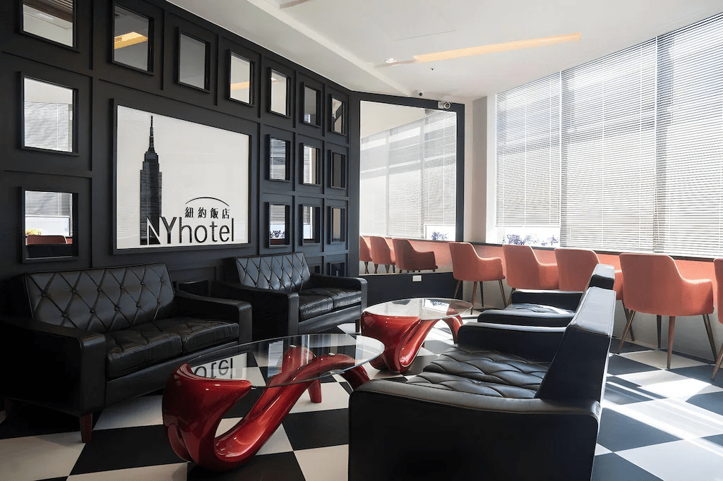 把行李放進雀客快捷新北淡水館後散步到河岸，在淡水住一晚的輕柔感就這樣展開