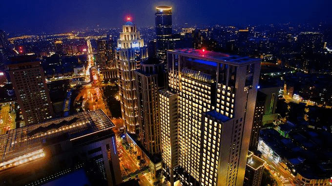 從板橋車站散步抵達凱撒大飯店，在高空泳池看夕陽沉下城市邊緣的那一刻特別安心