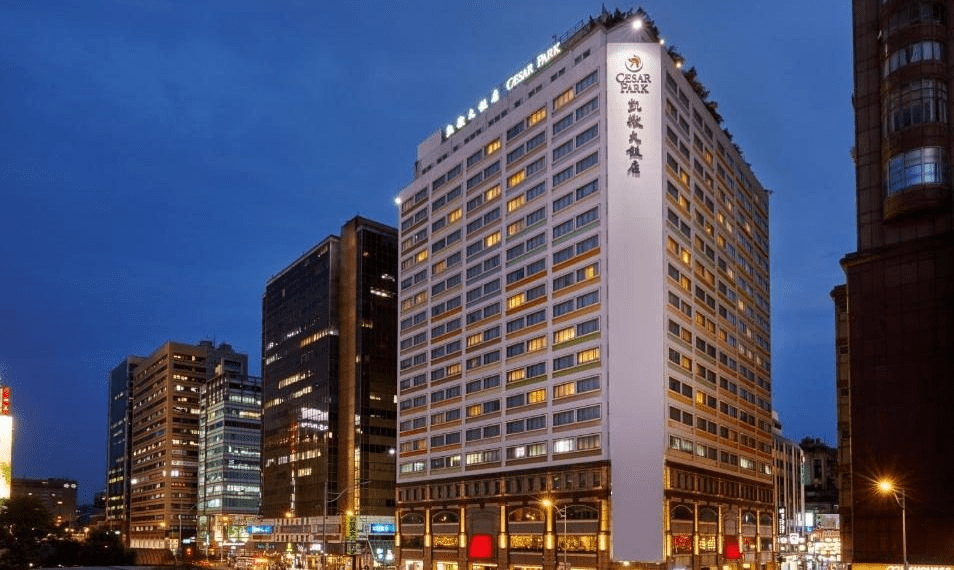 推著行李穿過台北車站的風走向凱撒大飯店，在人潮與光影間找到舒適又自在的落腳點