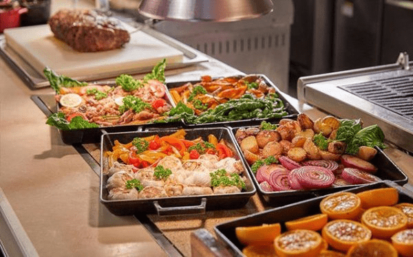 推著行李穿過台北車站的風走向凱撒大飯店，在人潮與光影間找到舒適又自在的落腳點