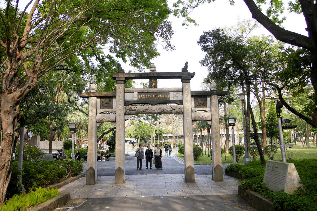 推著行李穿過台北車站的風走向凱撒大飯店，在人潮與光影間找到舒適又自在的落腳點