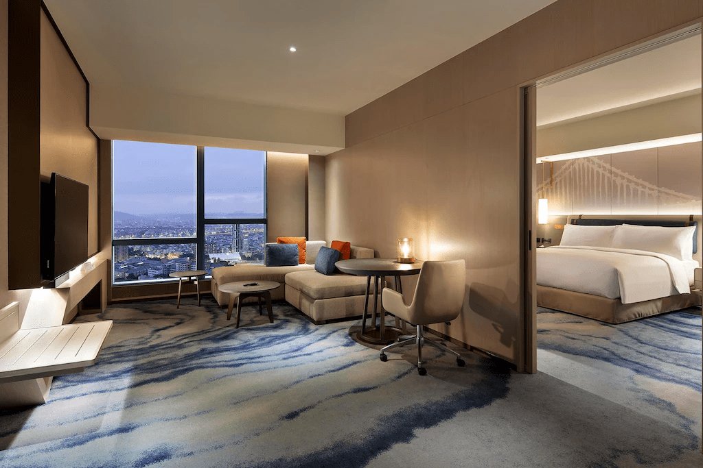 走進板橋住宿的夜色裡,在車站與新板特區之間找到讓旅程慢下來的理想落腳處