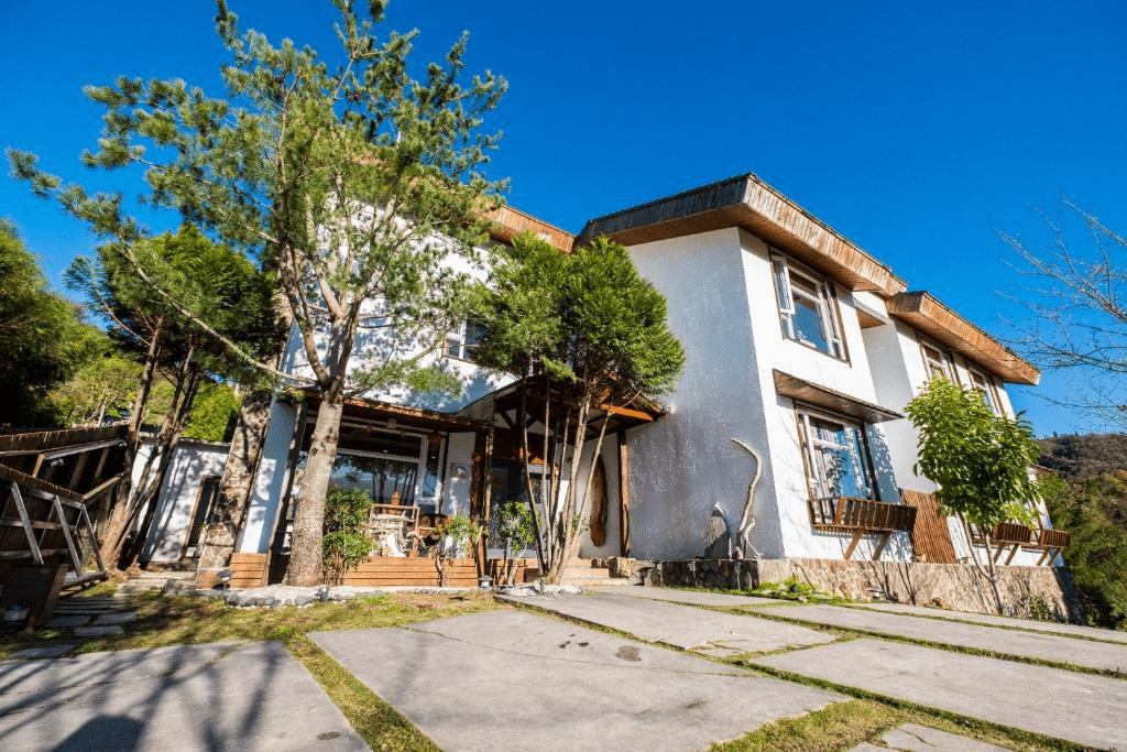 沿著清境山線慢慢往上走，看晨霧散開、天色變暖，住進五間最接近自然的民宿