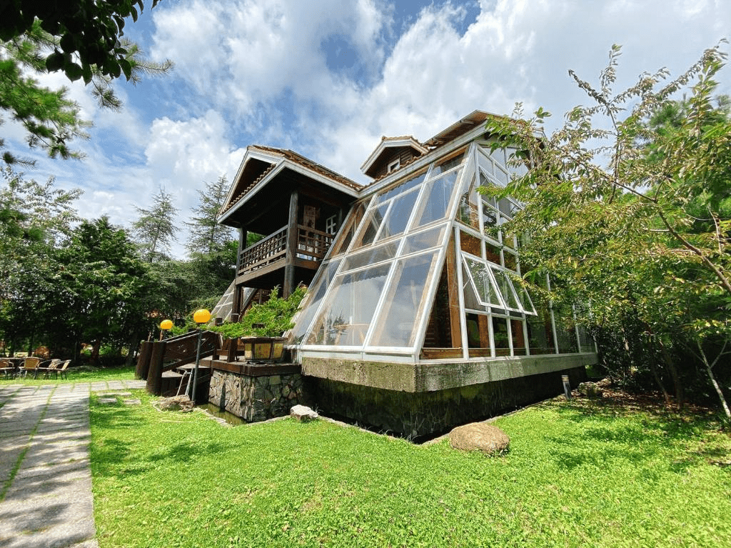 沿著清境山線慢慢往上走，看晨霧散開、天色變暖，住進五間最接近自然的民宿