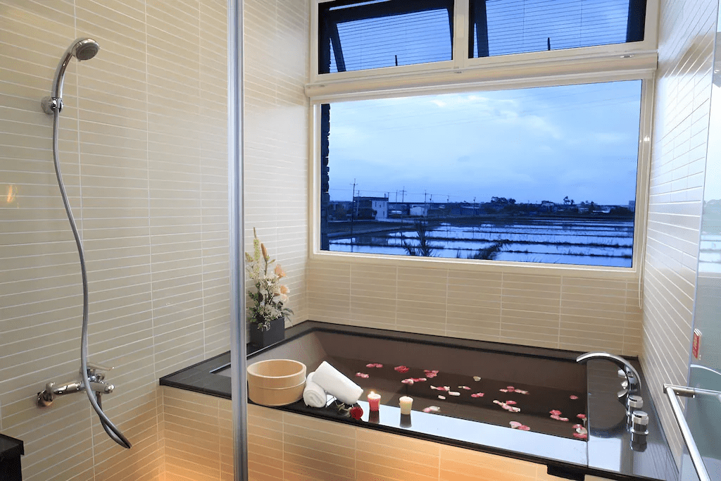 踏入礁溪溫泉飯店的瞬間聽見水聲輕輕回響，像被邀請在暖霧中重新找回旅行的節奏