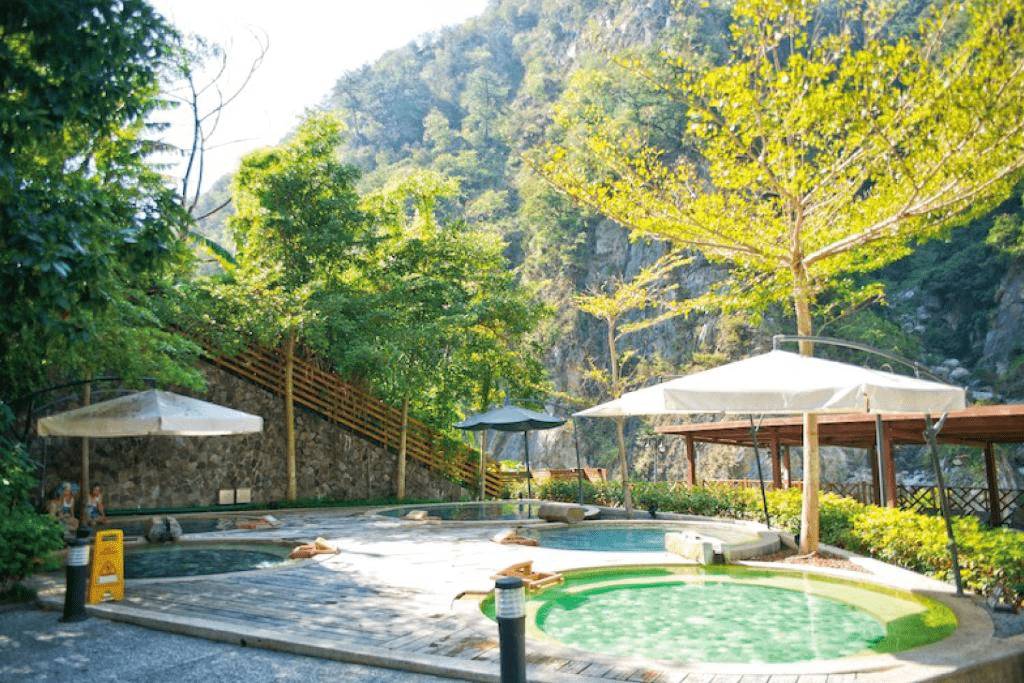 在谷關的山谷間尋一間溫泉住宿,讓清晨薄霧與溫熱泉水帶你找回久違的安靜步調