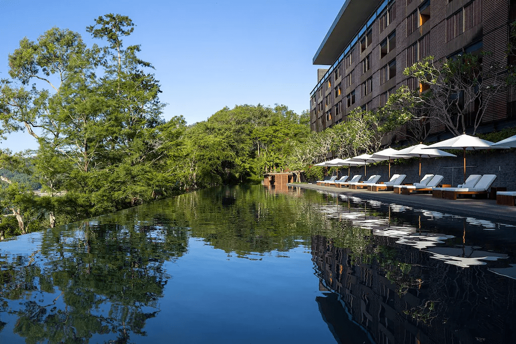 在日月潭入住涵碧樓，讓傍晚的金色水面陪你把旅行的心情慢慢沉澱