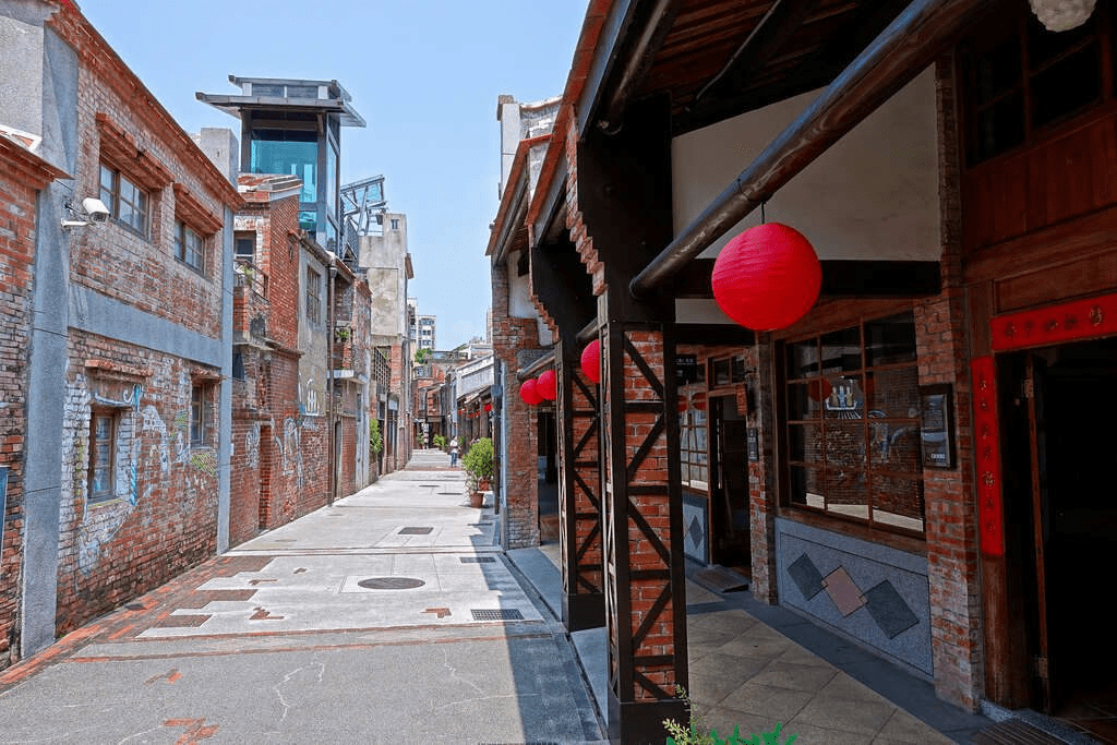 入住台北凱達大飯店，沿著萬華老城的光影散步迎向黃昏，感受旅程被悄悄安頓的那一刻