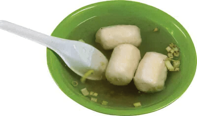 夕陽落在河面上時，沿著淡水河畔散步，把胃交給老街最迷人的記憶味道