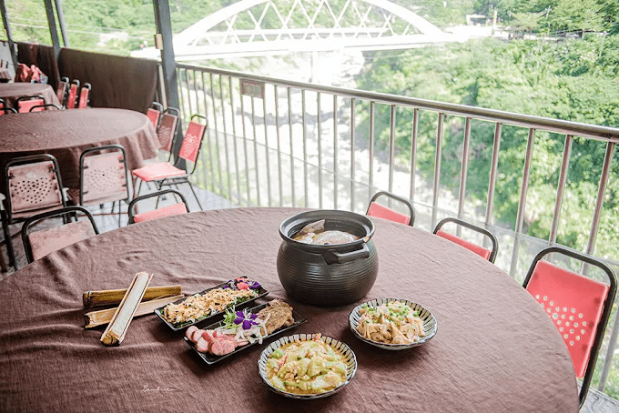 達娜伊谷部落餐廳提供在地原味料理，原木烤肉與竹筒飯令人垂涎欲滴