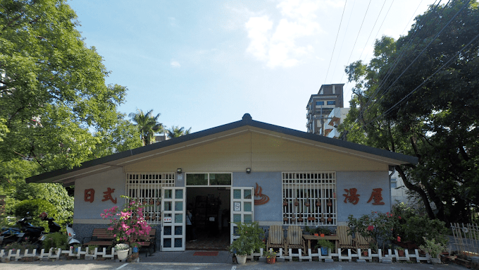 蒸騰的白霧裡，泡暖熱的泉水，帶著一身疲倦走進礁溪，換一身輕盈離開