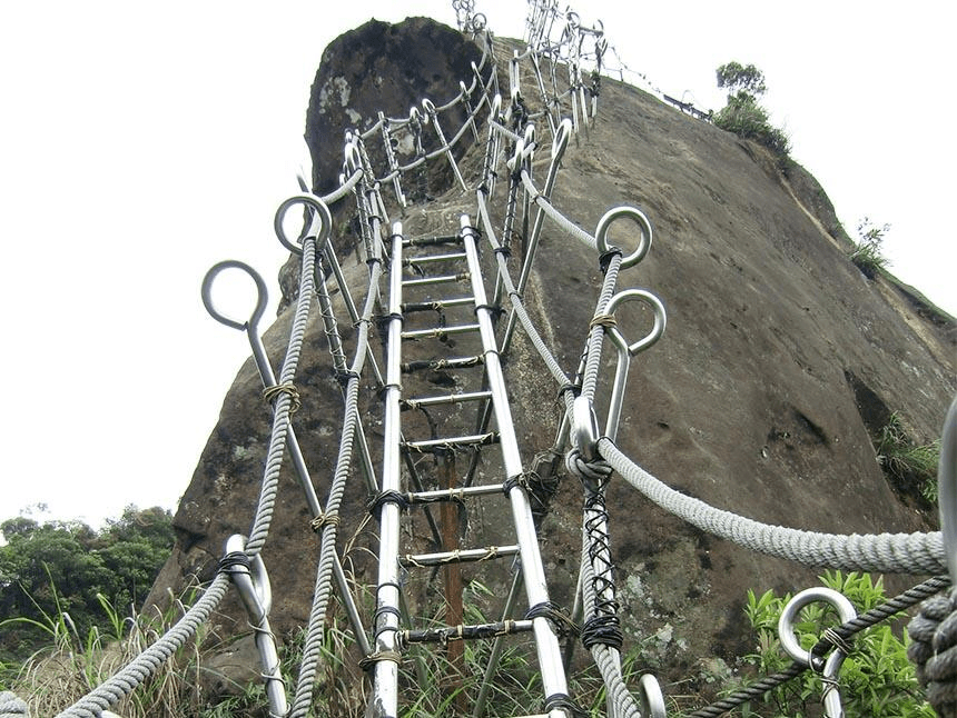 從平溪孝子山步道起登一路貼著岩壁向上，在微風與雲影之間打開整片山景