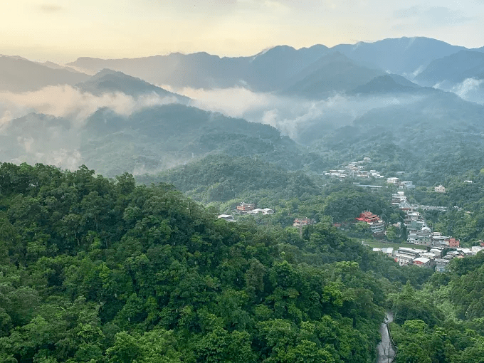 從平溪孝子山步道起登一路貼著岩壁向上，在微風與雲影之間打開整片山景