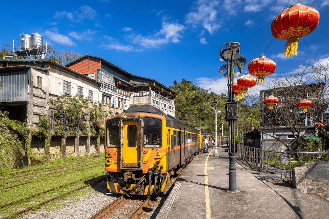順著山稜往上走的平溪孝子山步道，讓視野突然開展成整片山城風景