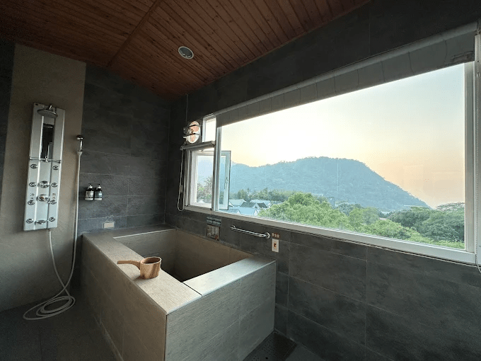 山霧繞著溫泉走，在關子嶺山光間泡一場泥湯，把自己浸回大地的溫度裡