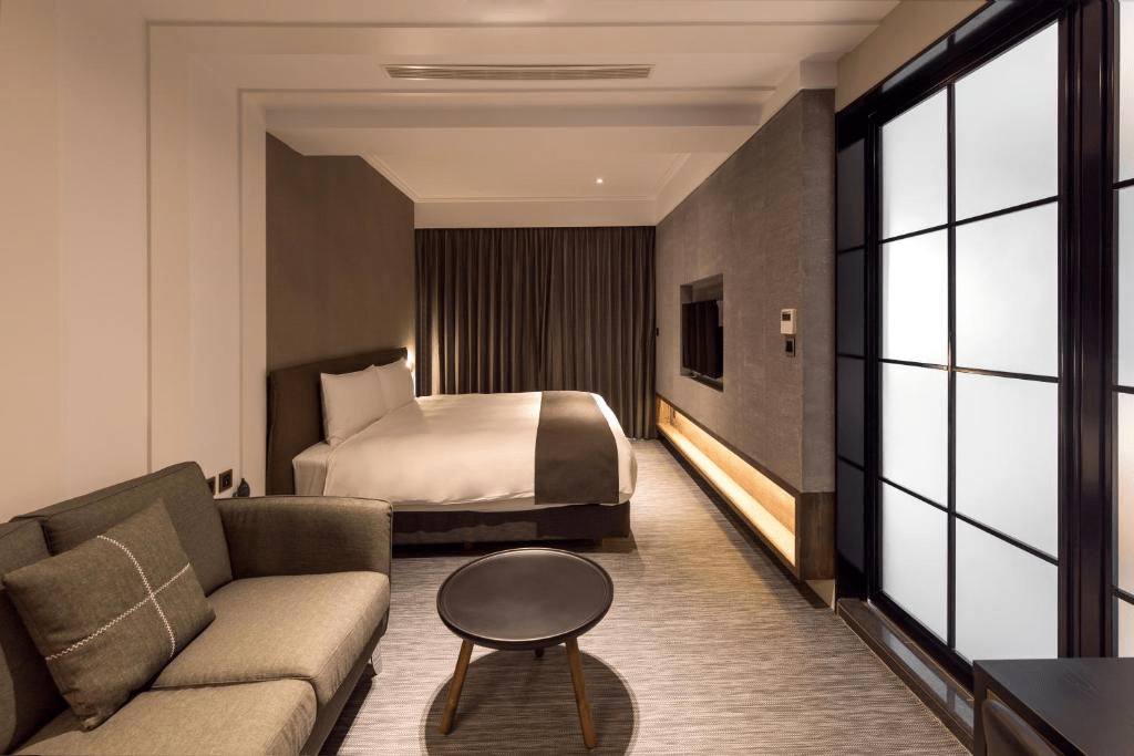 沿著冬日山路前往苗栗住宿推薦的溫泉與山城，讓心在蒸騰熱氣與小鎮光影間找到久違的放鬆