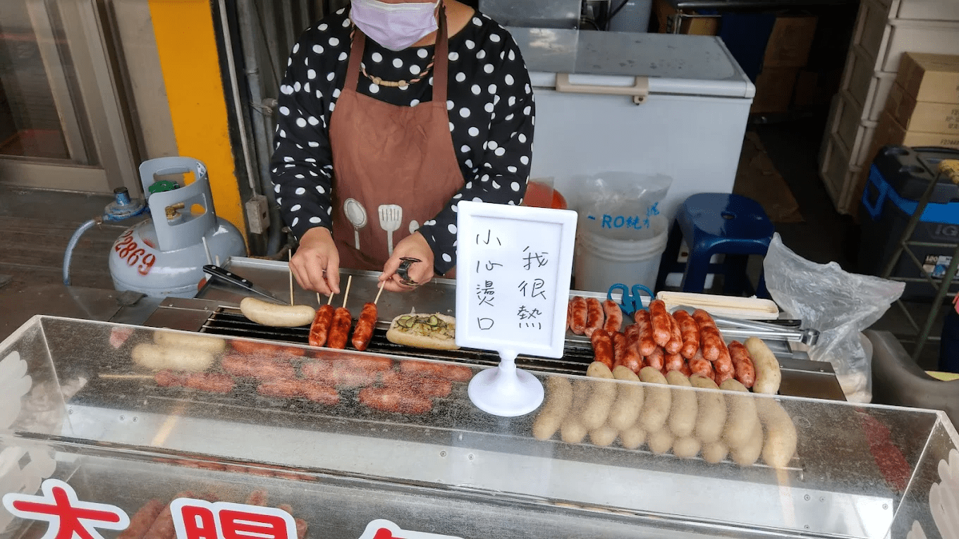 在地熱門小吃茂伯香腸