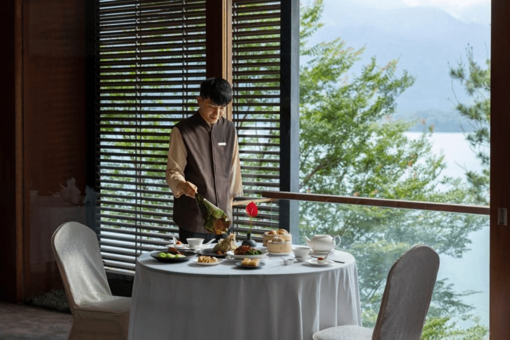 在日月潭入住涵碧樓，讓傍晚的金色水面陪你把旅行的心情慢慢沉澱