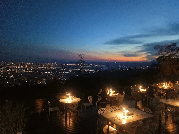 午後陽光灑在山坡上，走進陽明山景觀餐廳吃甜點喝咖啡，把喧囂留在城市下方