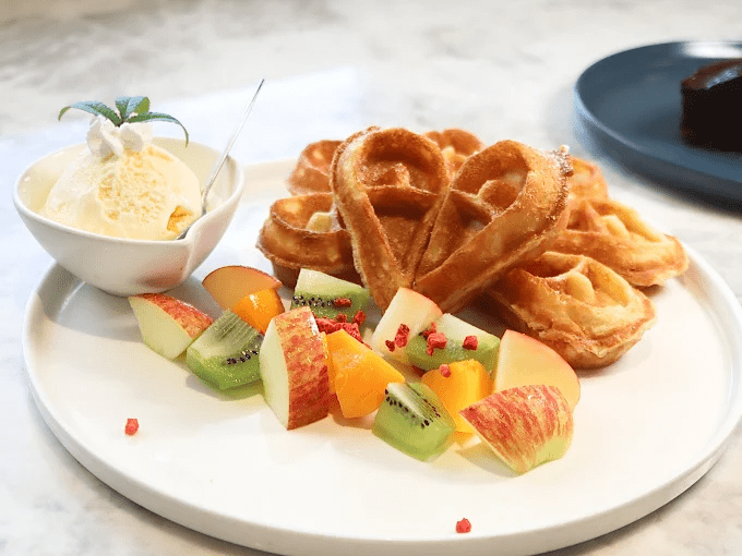 午後陽光灑在山坡上，走進陽明山景觀餐廳吃甜點喝咖啡，把喧囂留在城市下方