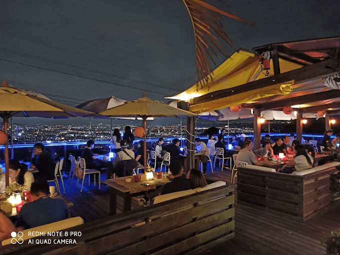 午後陽光灑在山坡上，走進陽明山景觀餐廳吃甜點喝咖啡，把喧囂留在城市下方