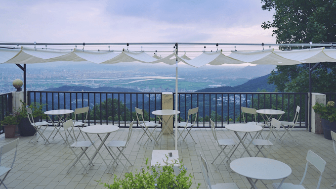 午後陽光灑在山坡上，走進陽明山景觀餐廳吃甜點喝咖啡，把喧囂留在城市下方