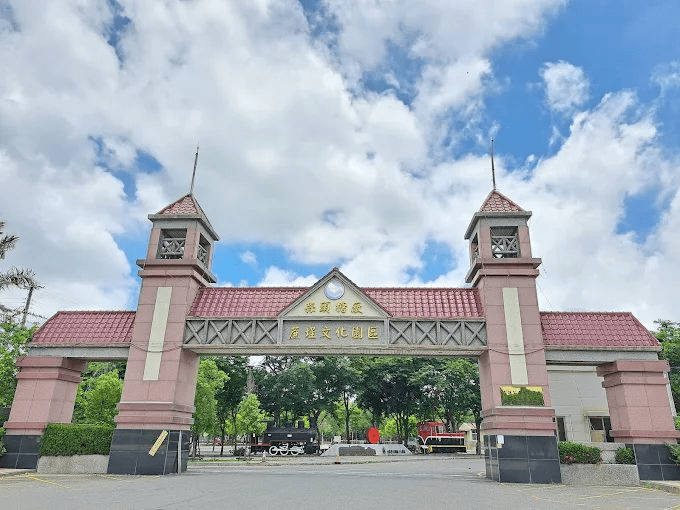 沿著嘉義蒜頭糖廠的軌道散步,在蔗埕文化園區遇見日式木屋與百年糖廠的餘溫