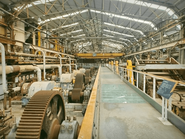 沿著嘉義蒜頭糖廠的軌道散步,在蔗埕文化園區遇見日式木屋與百年糖廠的餘溫