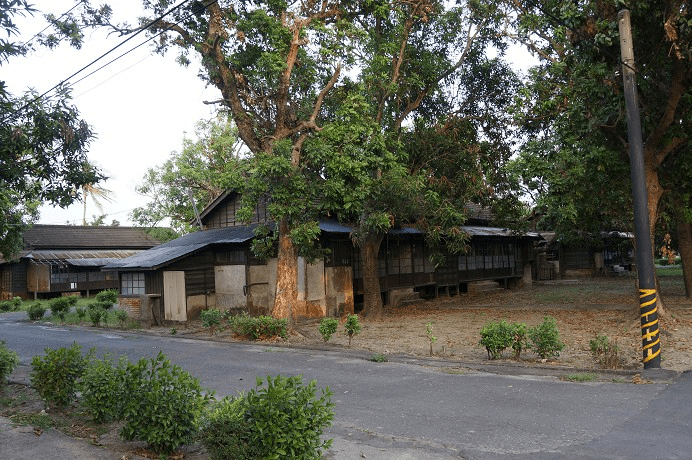 沿著嘉義蒜頭糖廠的軌道散步,在蔗埕文化園區遇見日式木屋與百年糖廠的餘溫