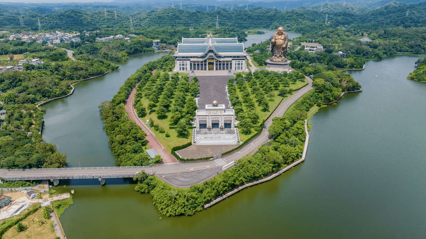 跟著午後陽光走進新竹峨眉湖，讓湖面亮起來的同時也慢慢安靜你的心