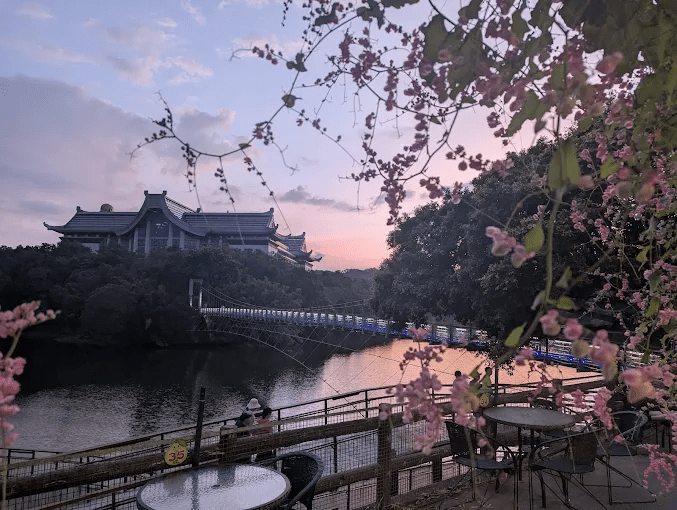 跟著午後陽光走進新竹峨眉湖，讓湖面亮起來的同時也慢慢安靜你的心