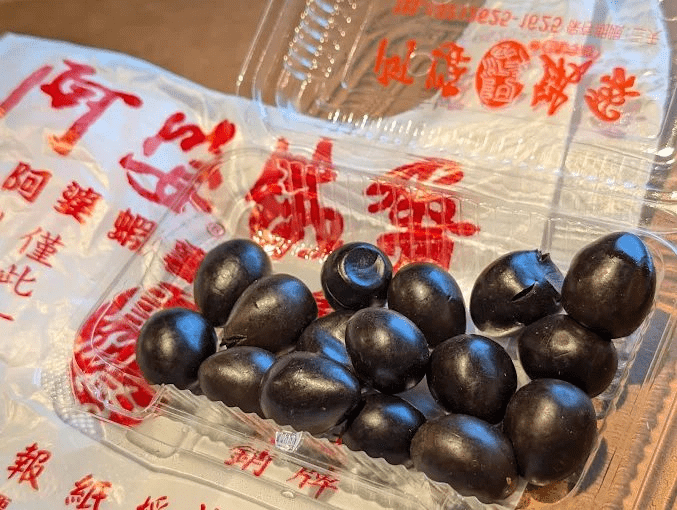 走在淡水老街的午後河風裡，邊嚐小吃邊看光影落下，讓一日的步調慢慢回到最舒服的位置