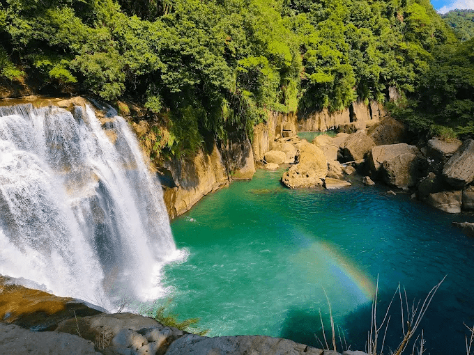 順著平溪的午後陽光走向十分瀑布時，水勢在眼前展開，一切的心事都像被山風吹得輕一些