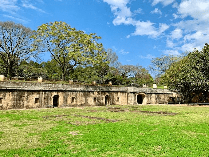 走在淡水老街的午後河風裡，邊嚐小吃邊看光影落下，讓一日的步調慢慢回到最舒服的位置