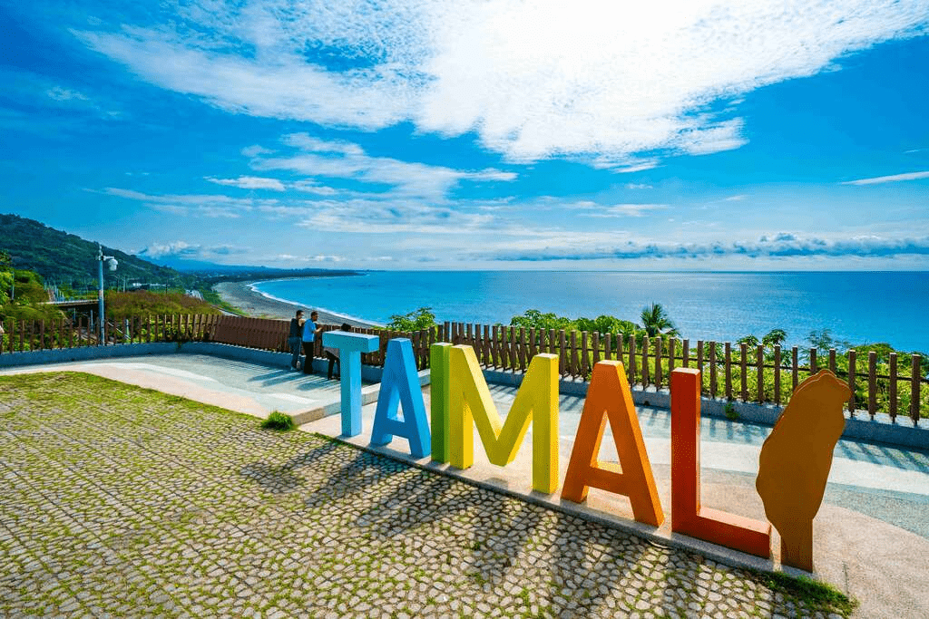 走向台東太麻里的華源海灣，遇見天空之鏡般的柔亮倒影